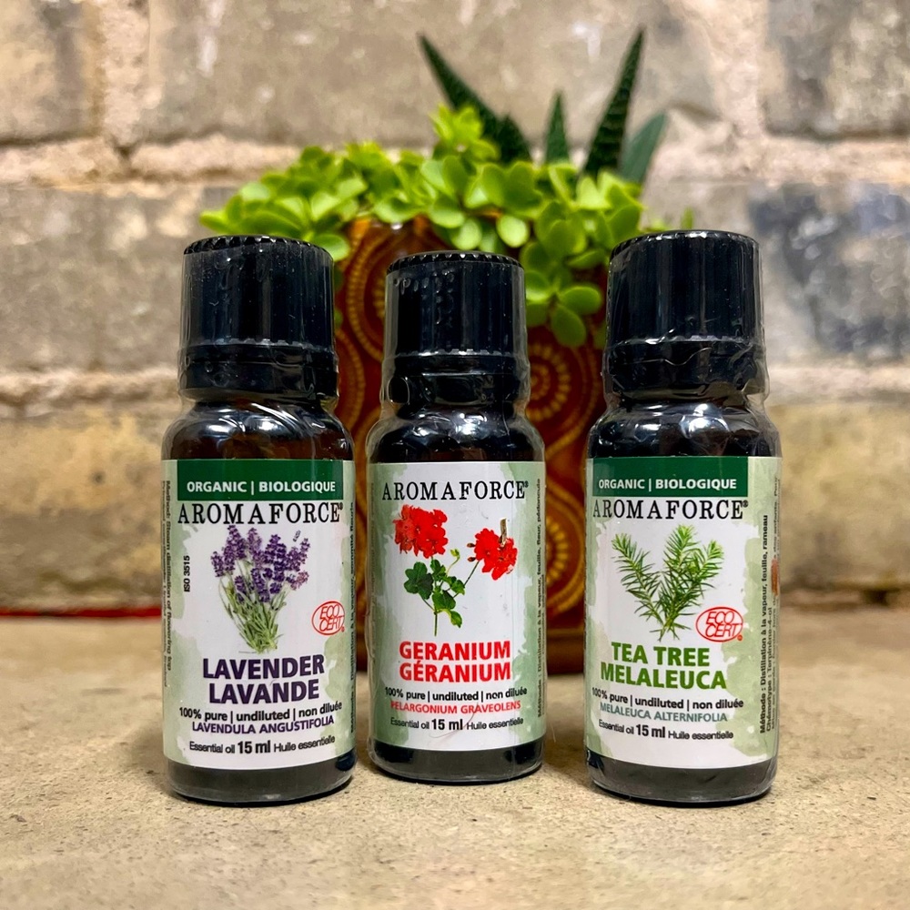 Sealed Essential oils x3 $60 val Lavender 🌾 tea tree,geranium 🌺organic 3x15ml